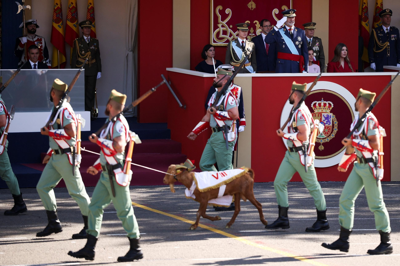 Los reyes presiden el desfile de la Fiesta Nacional en un 12 de octubre en plena precampaña