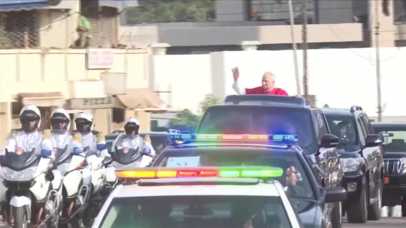 J007-CAMERUN PAPA SOBRE LA PAZ