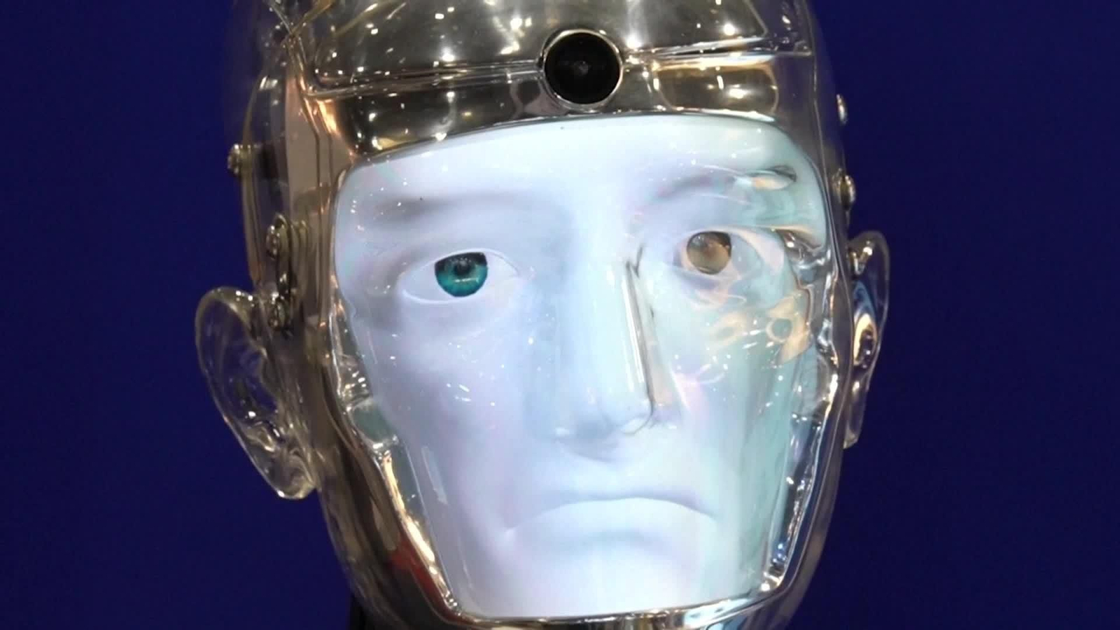 va suiza robot que cambia las caras en feria AI