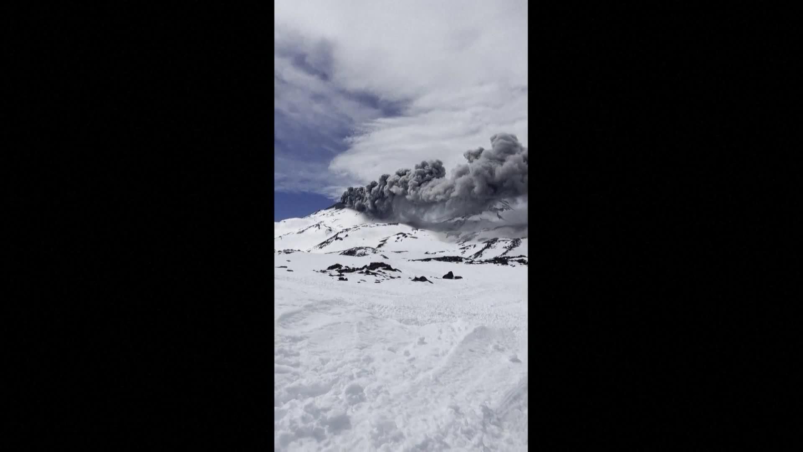 D001-CHILE VOLCAN EN ERUPCION