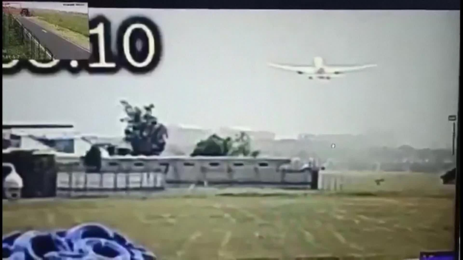 L096-INDIA SUPERVIVIENTE AVION