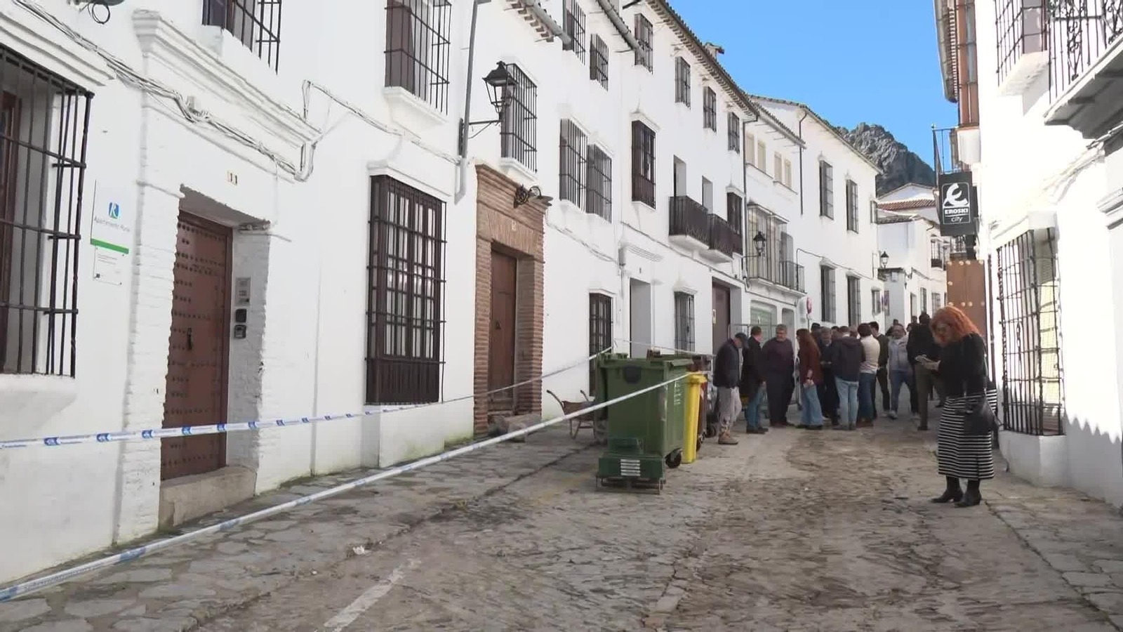 L049-CADIZ VECINOS GRAZALEMA VUELVEN A SUS CASAS