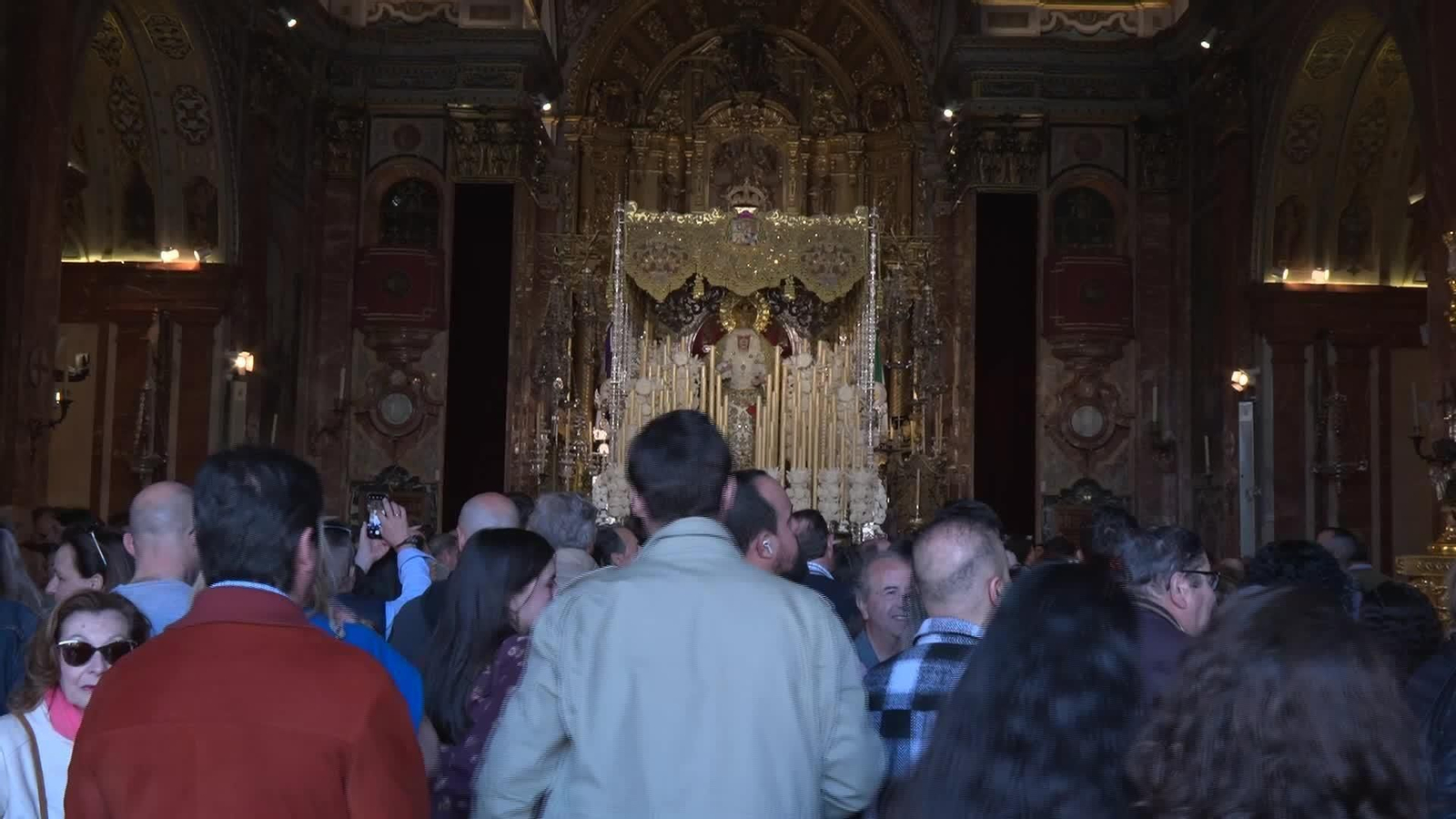 V056-SEVILLA COLAS PARA VER IMÁGENES RELIGIOSAS