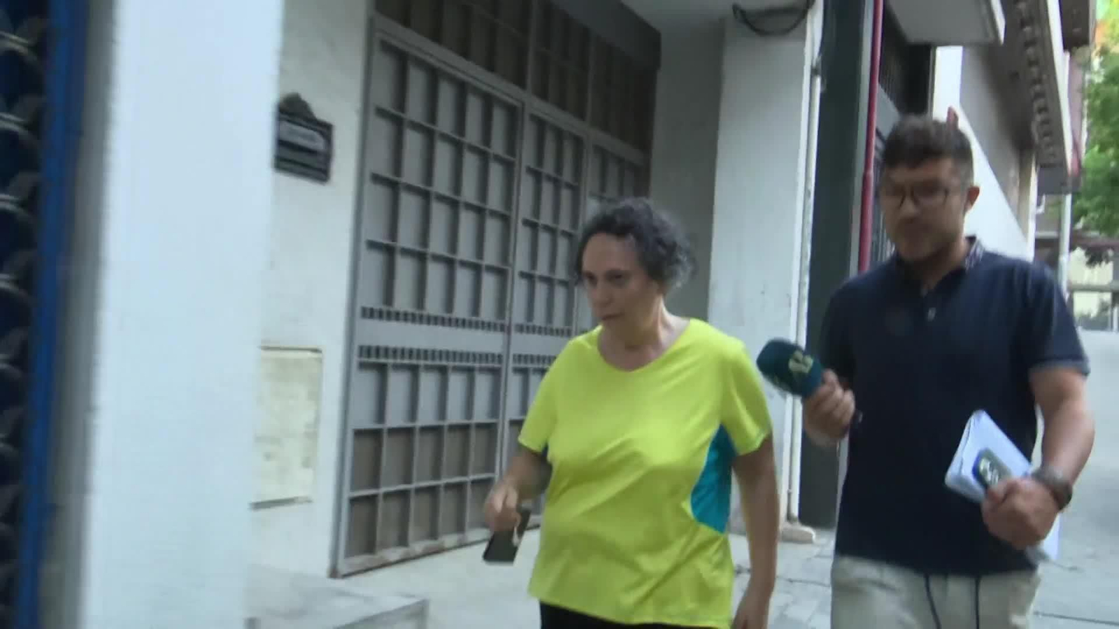 va gertrudis entrando en casa esta mañana