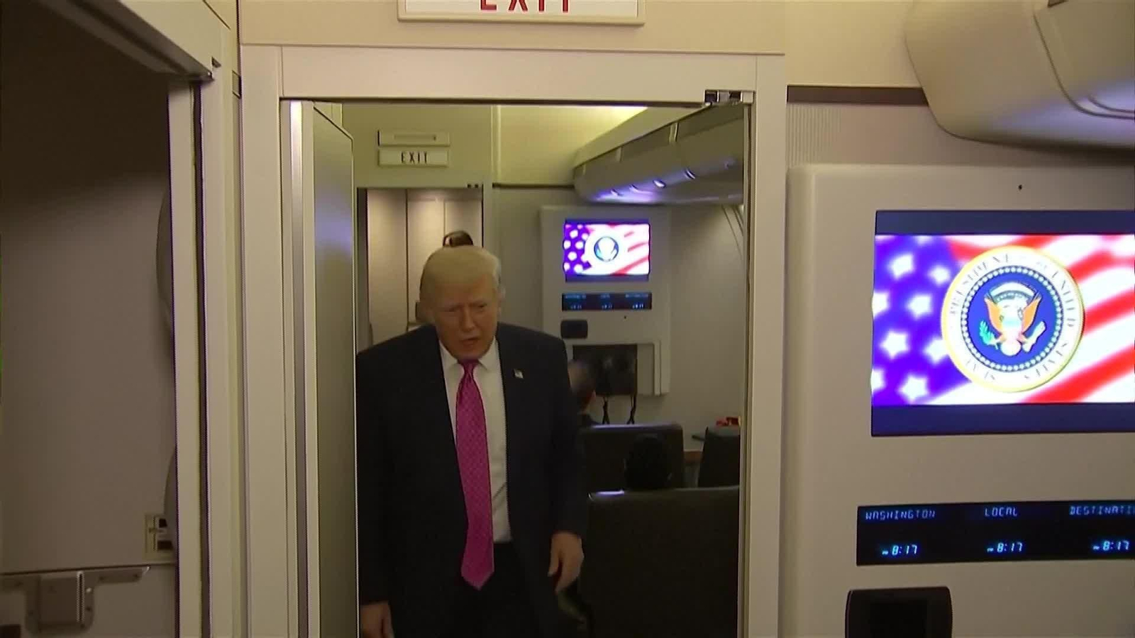 L006-EEUU TRUMP MUESTRA FOTOS SALON BAILE