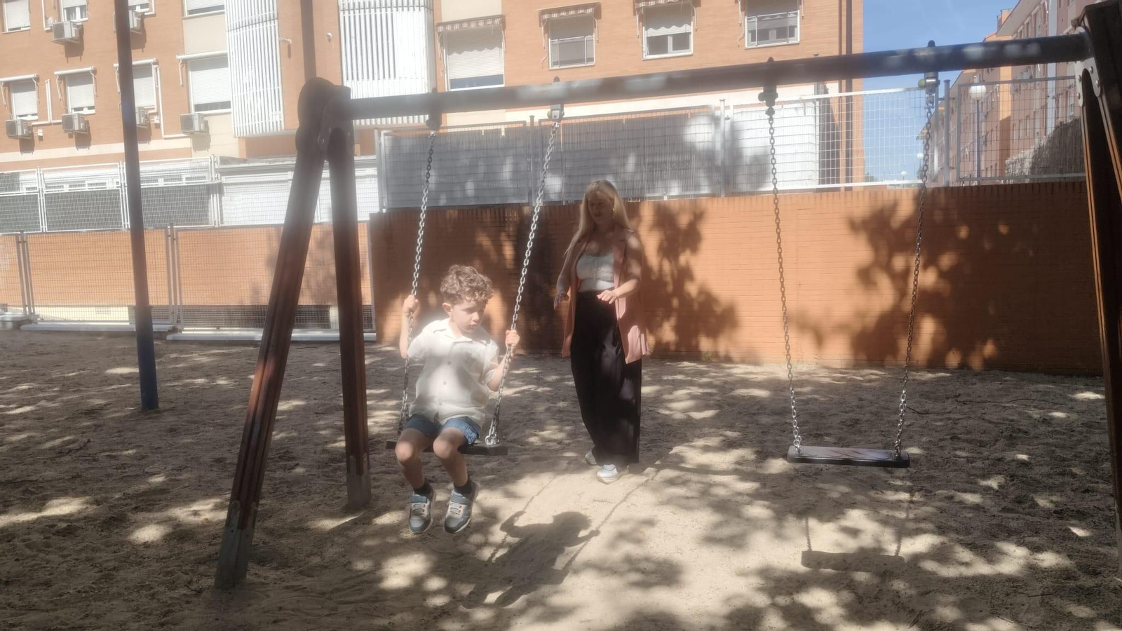 Nauzet con su madre Laura disfrutando de estar libre de cáncer