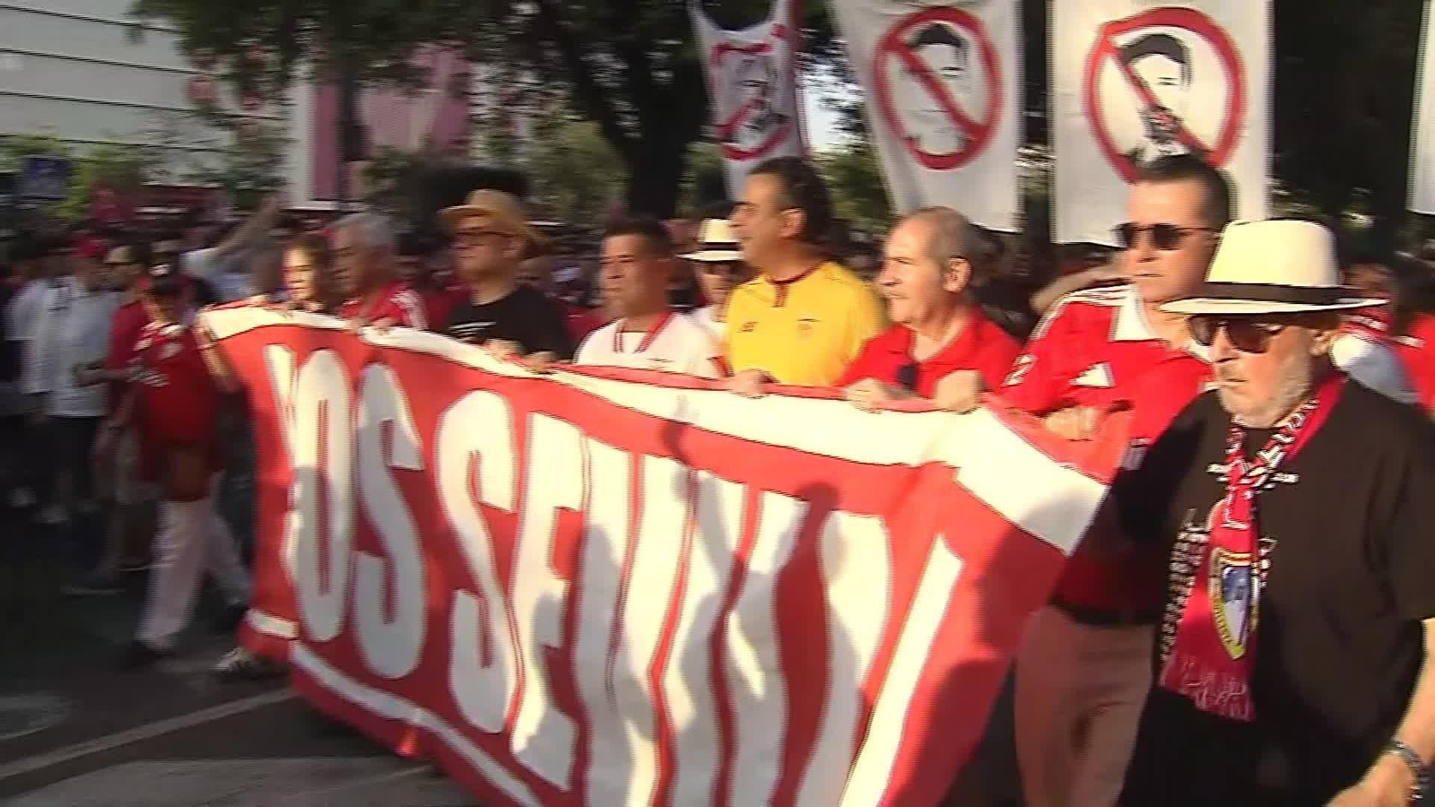 V009-SEVILLA MANIFESTACION SEVILLISTAS