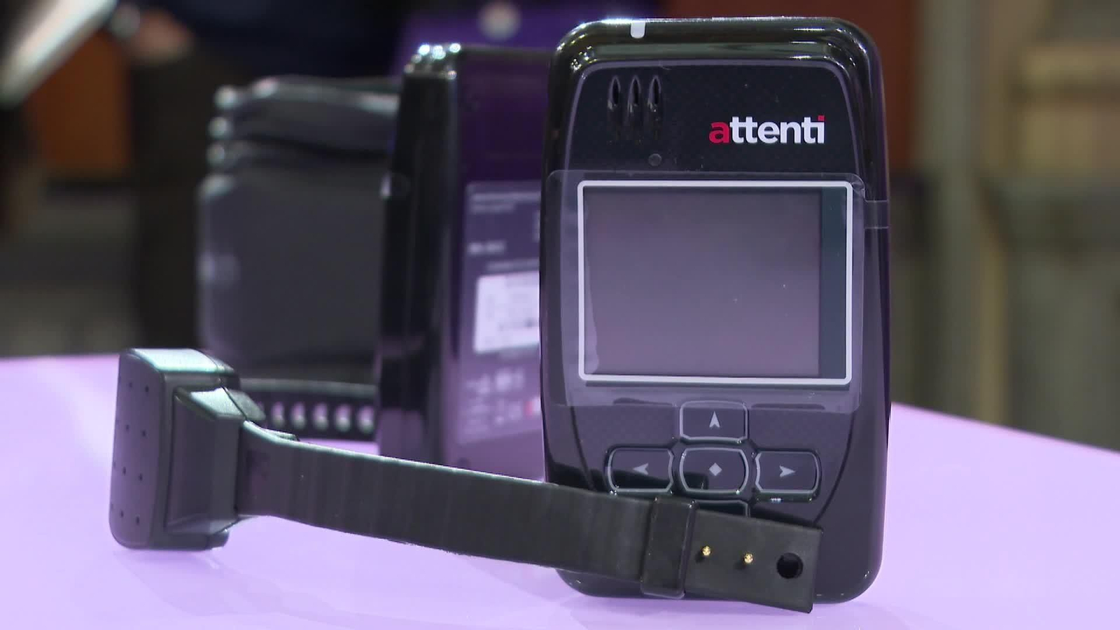 va se cambian las pulseras de los maltratadores