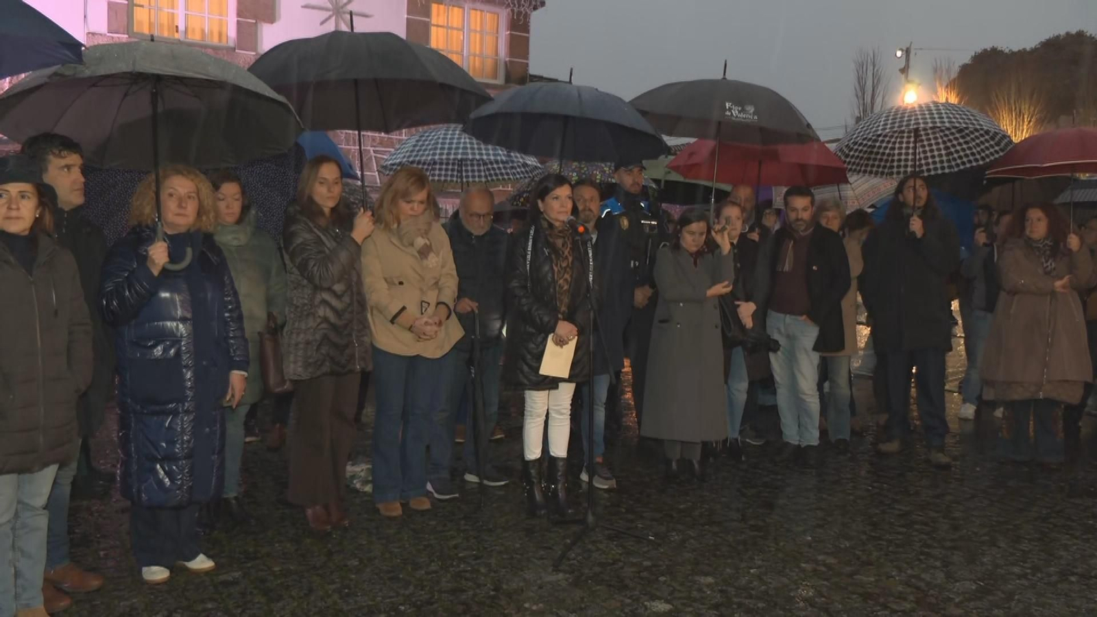 Minuto de silencio delante de la Casa del Concello de Mos