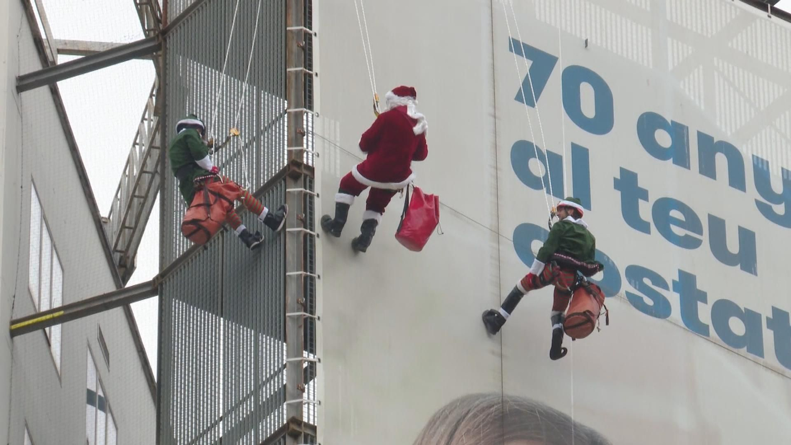 M033 BARCELONA PAPA NOEL FACHADA VALL DHEBRON frame 2889