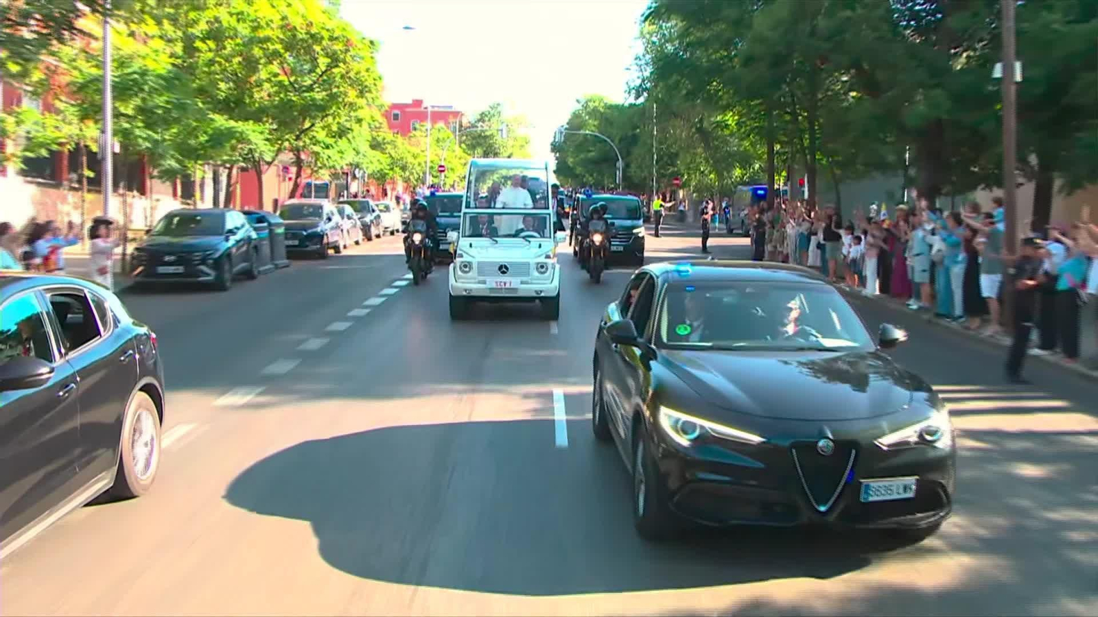 D021-MADRID PAPA PAPAMOVIL HACIA MISA SALUDO REYES Y MEDALLA MADRID