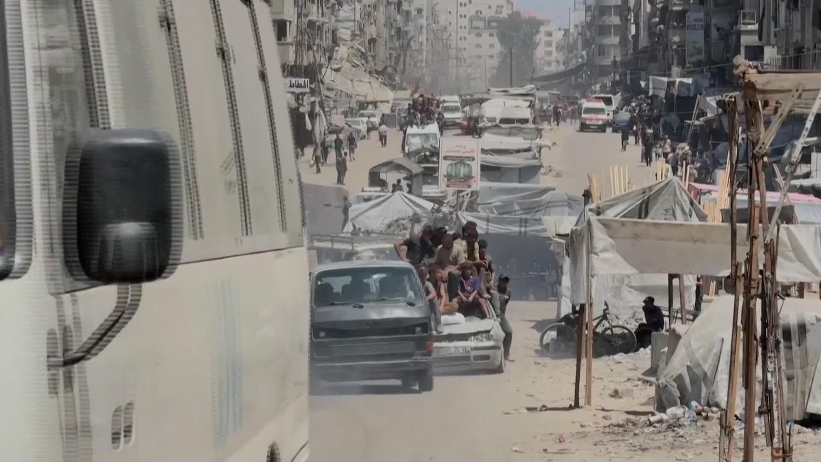 J054-GAZA PALESTINOS SALEN DE LA CIUDAD