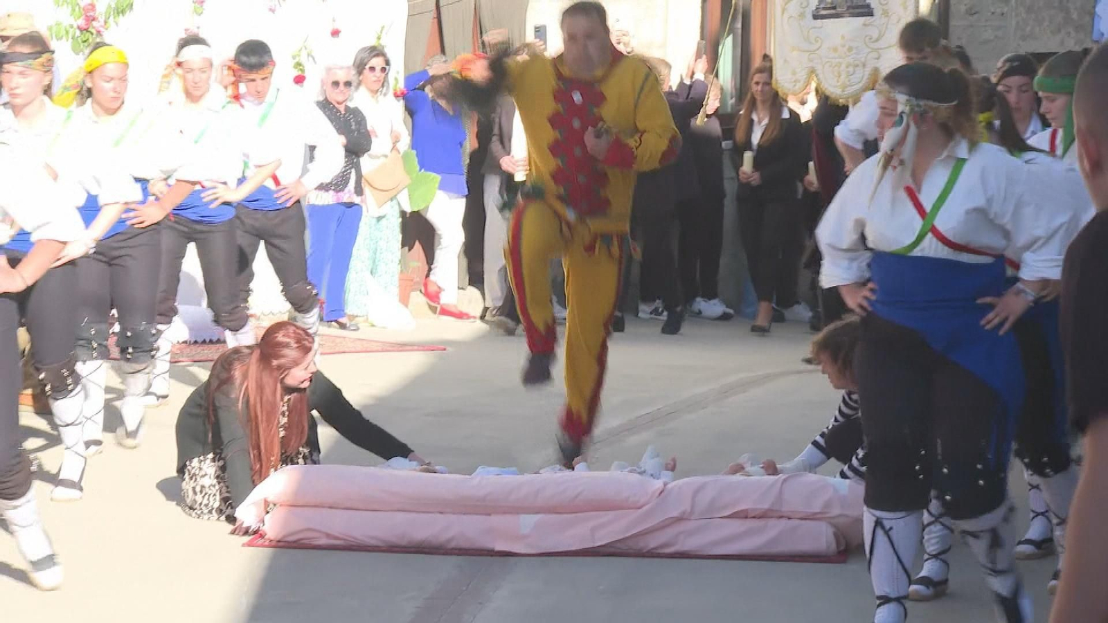 El Colacho de Castrillo de Murcia salta bebés del pueblo para vencer al mal El Colacho de Castrillo de Murcia salta bebés del pueblo para vencer al mal