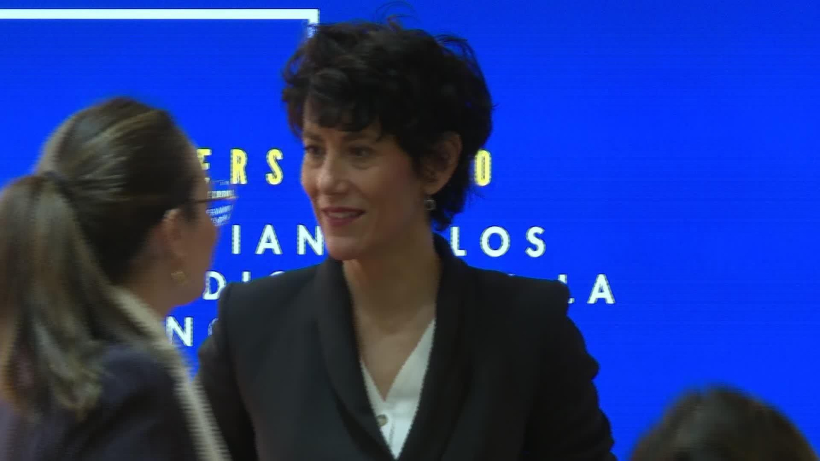 L024-MADRID ELMA SAIZ CON PREMIO NOBEL ECONOMIA