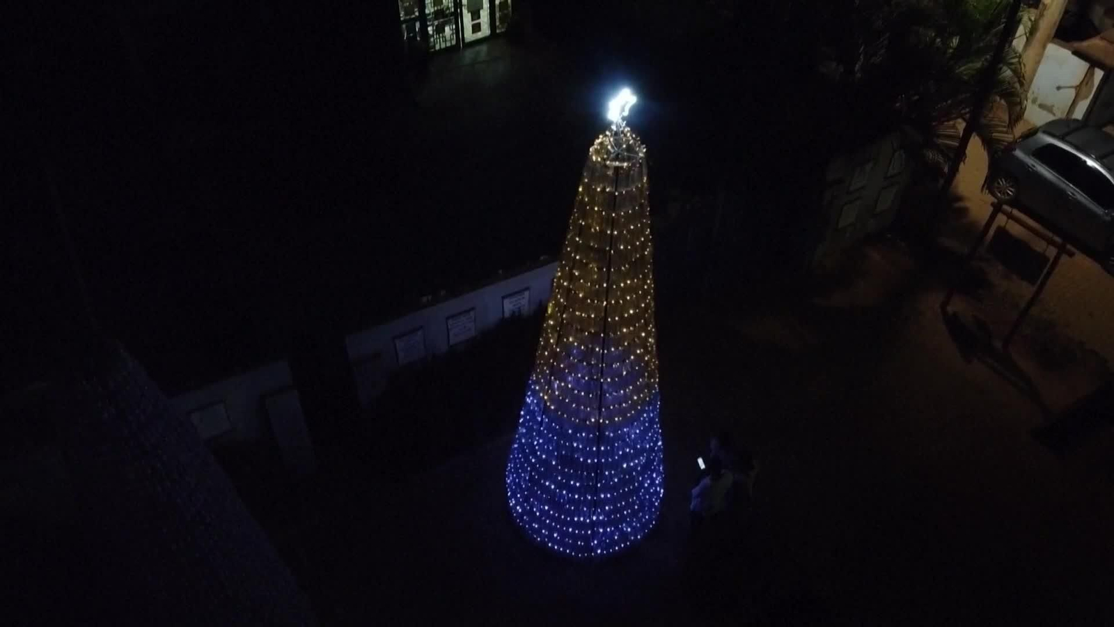 va ghana arbol de navidad con plastico reutilizado