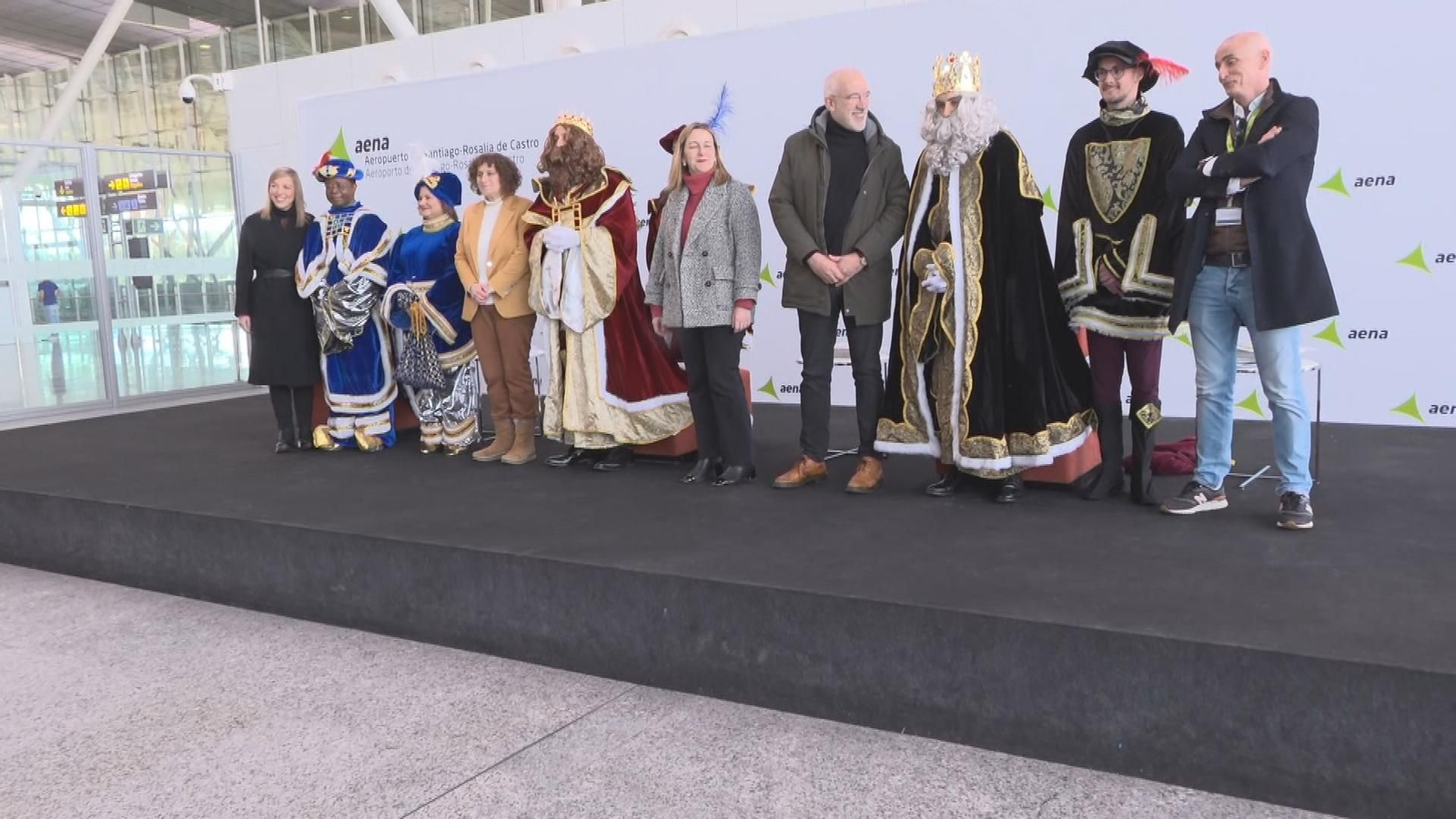 Los Reyes Magos han aterrizado este lunes en el Aeropuerto de Santiago