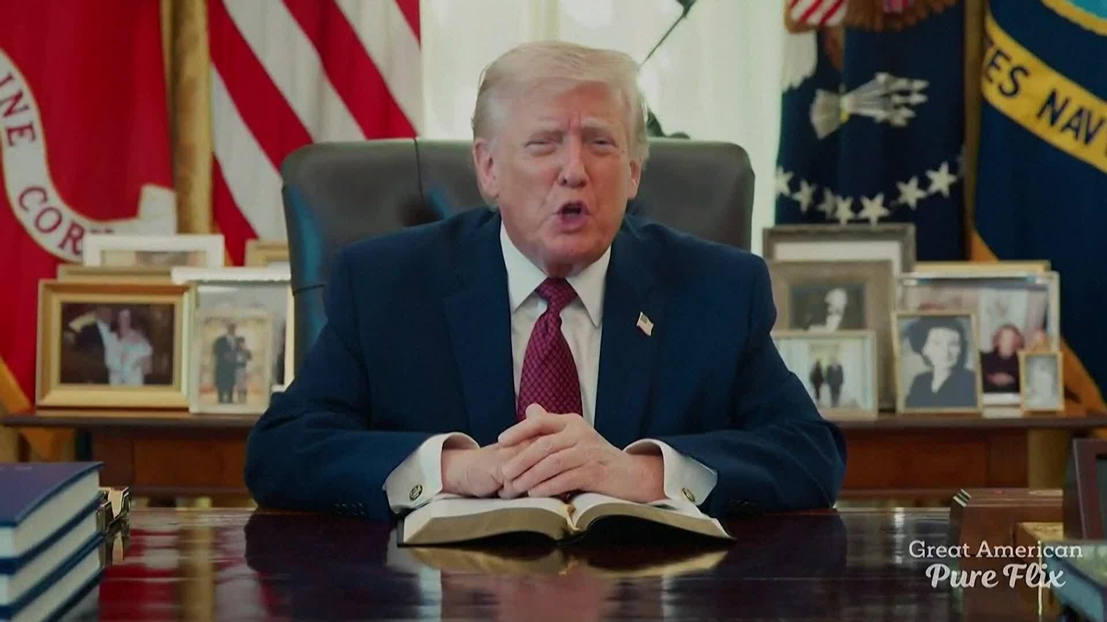 X004-ESTADOS UNIDOS TRUMP LEE LA BIBLIA