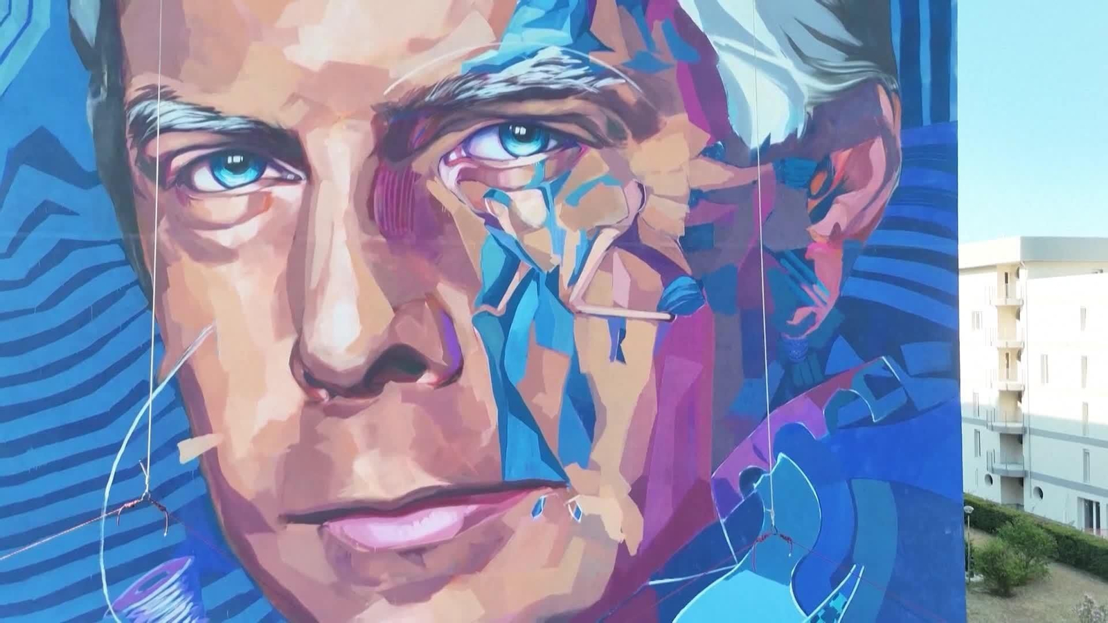 web homenaje armani en ciudad natal