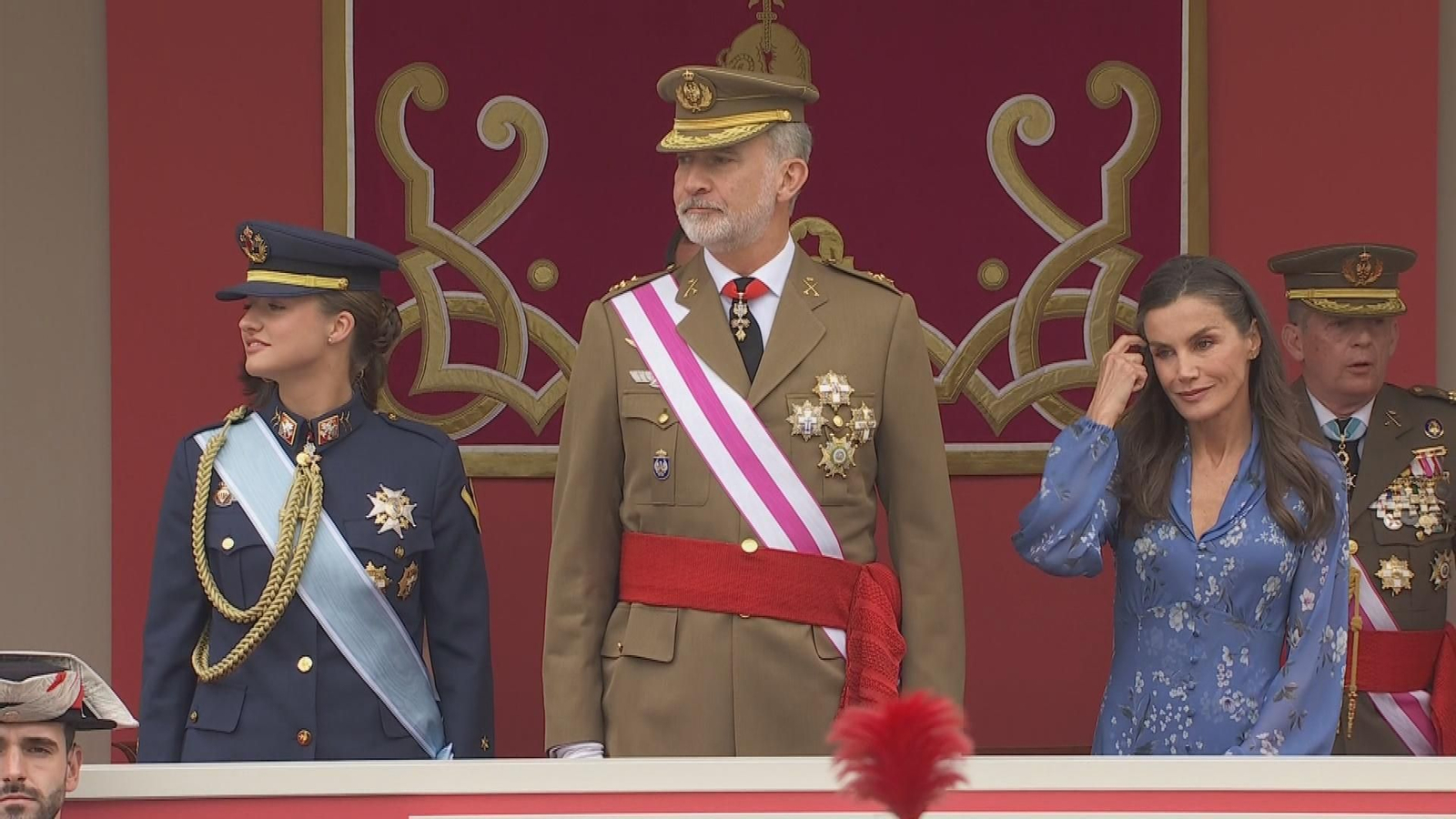 Los reyes presiden junto a Leonor el desfile del Día de las Fuerzas Armadas en Vigo