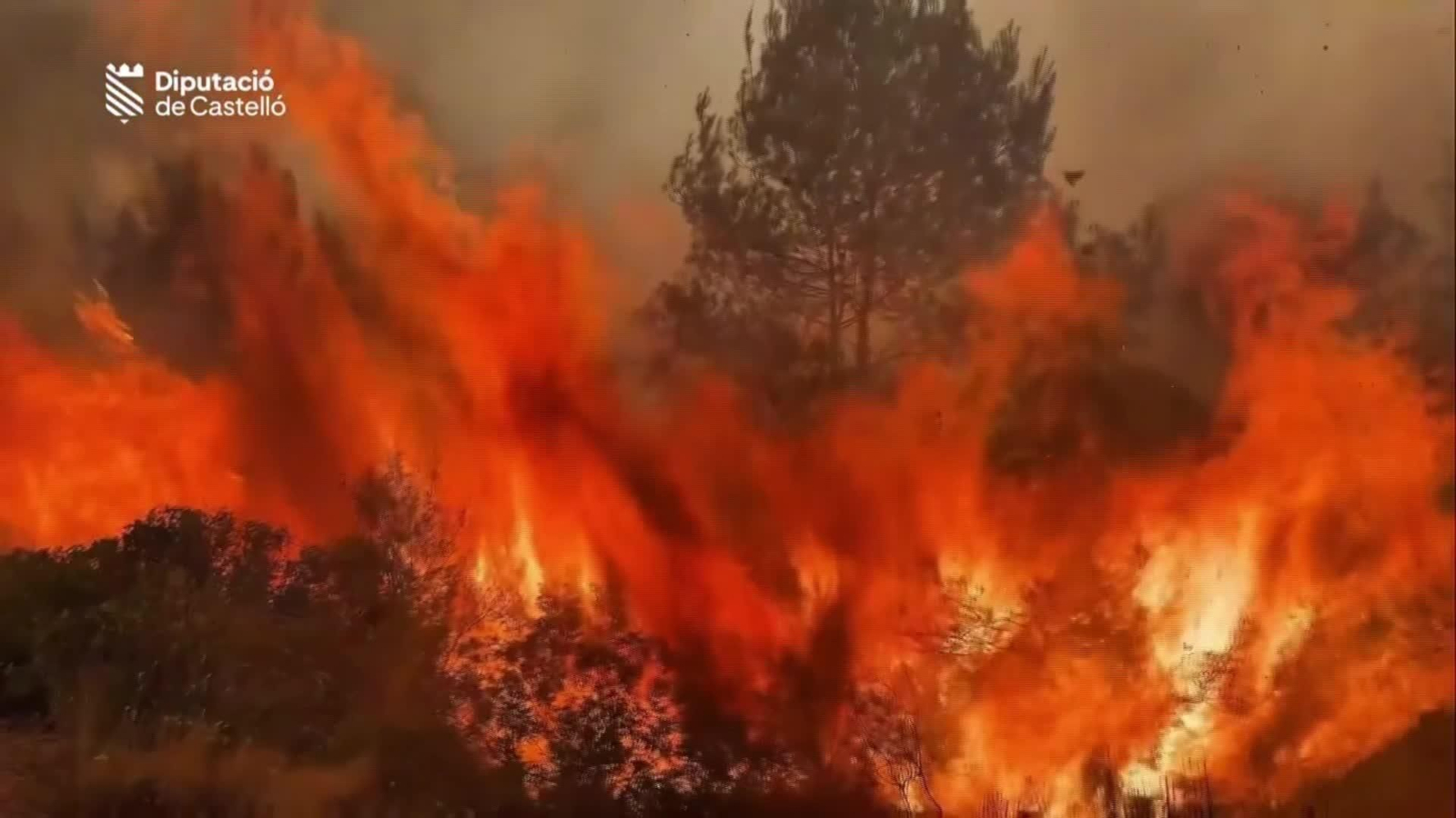 M010-IMAGENES DIPUTACION TRABAJOS INCENDIO VALL DE UXIO NOCHE