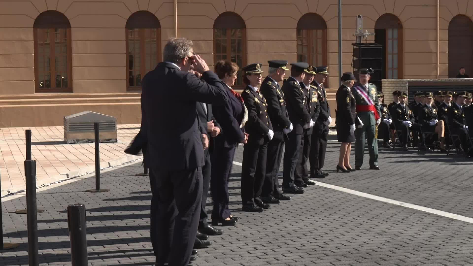 J023-VALENCIA MARLASKA ENTREGA BANDERA POLICIA