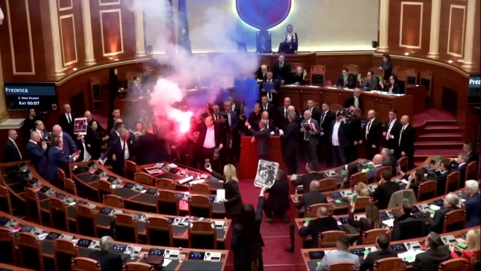 va albania incidentes en el parlamento