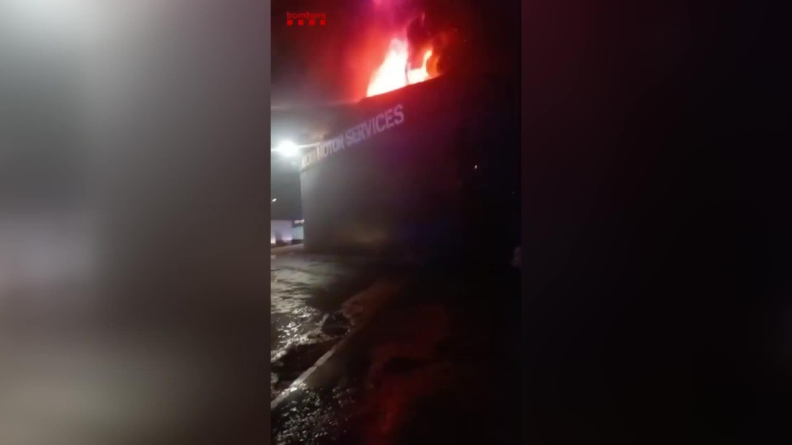 Un incendio devora parte de una nave de mantenimiento de vehículos en Lleida