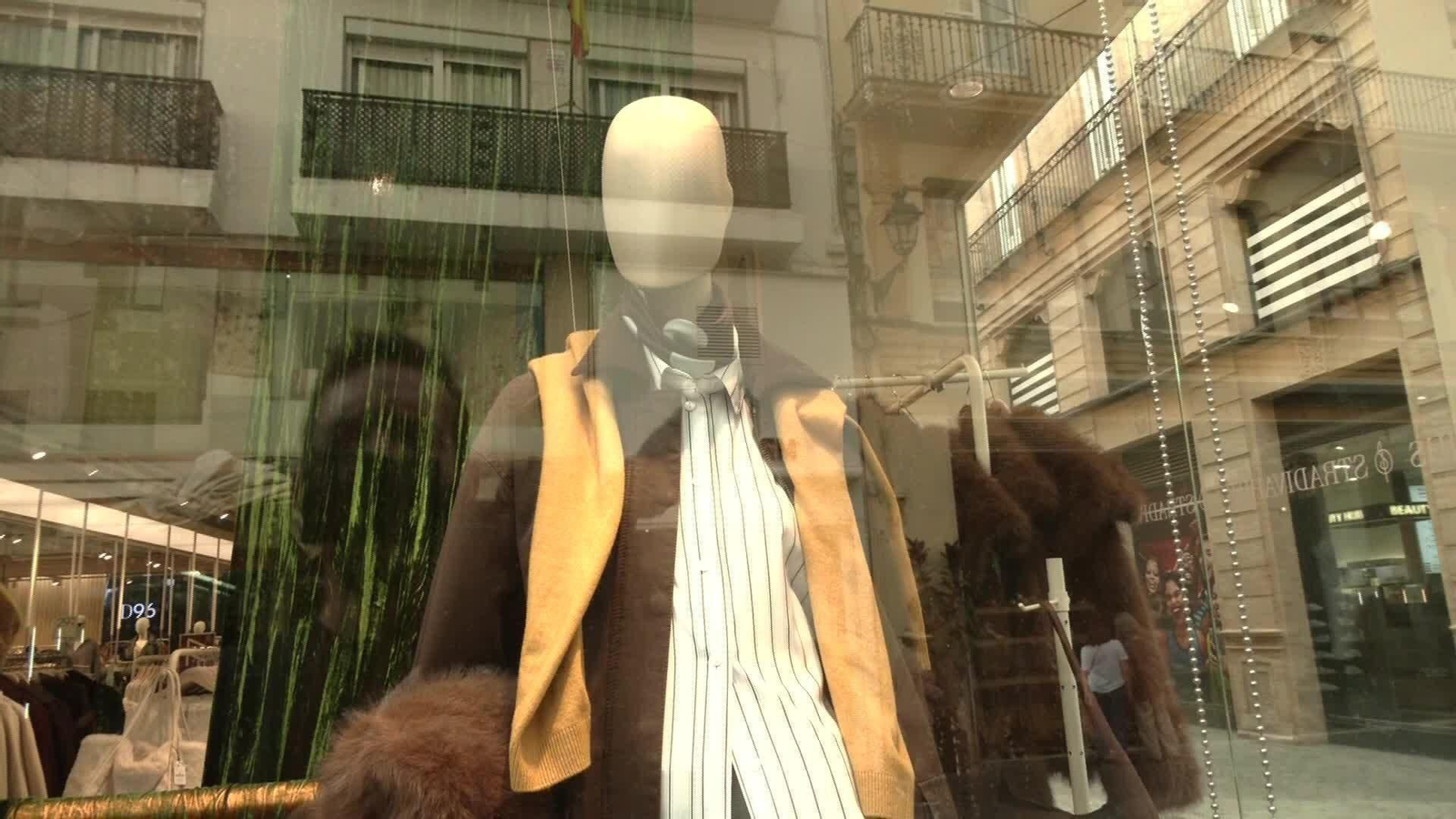 J046-SEVILLA NO SE VENDE ROPA DE INVIERNO