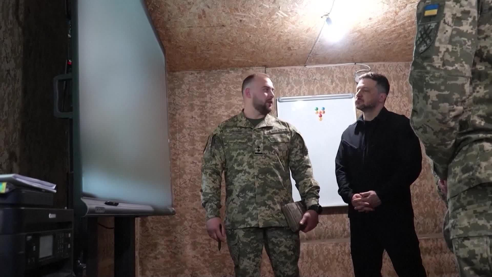 V060-UCRANIA ZELENSKI VISITA A LAS TROPAS