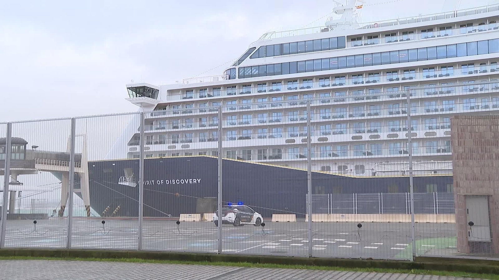 D052-SANTANDER CRUCERO EN PUERTO POR EL OLEAJE