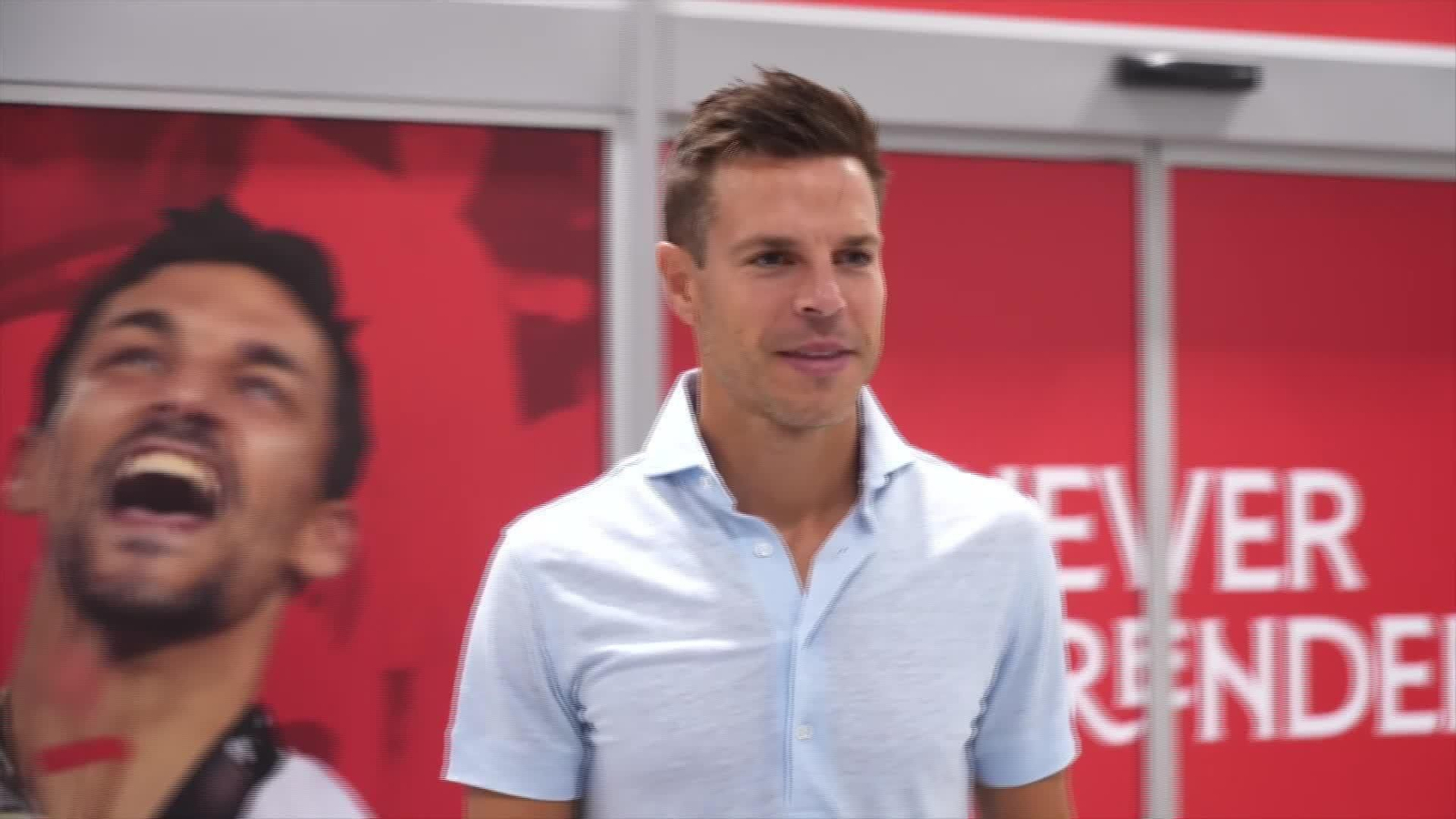 V047-SEVILLA LLEGADA DE AZPILICUETA