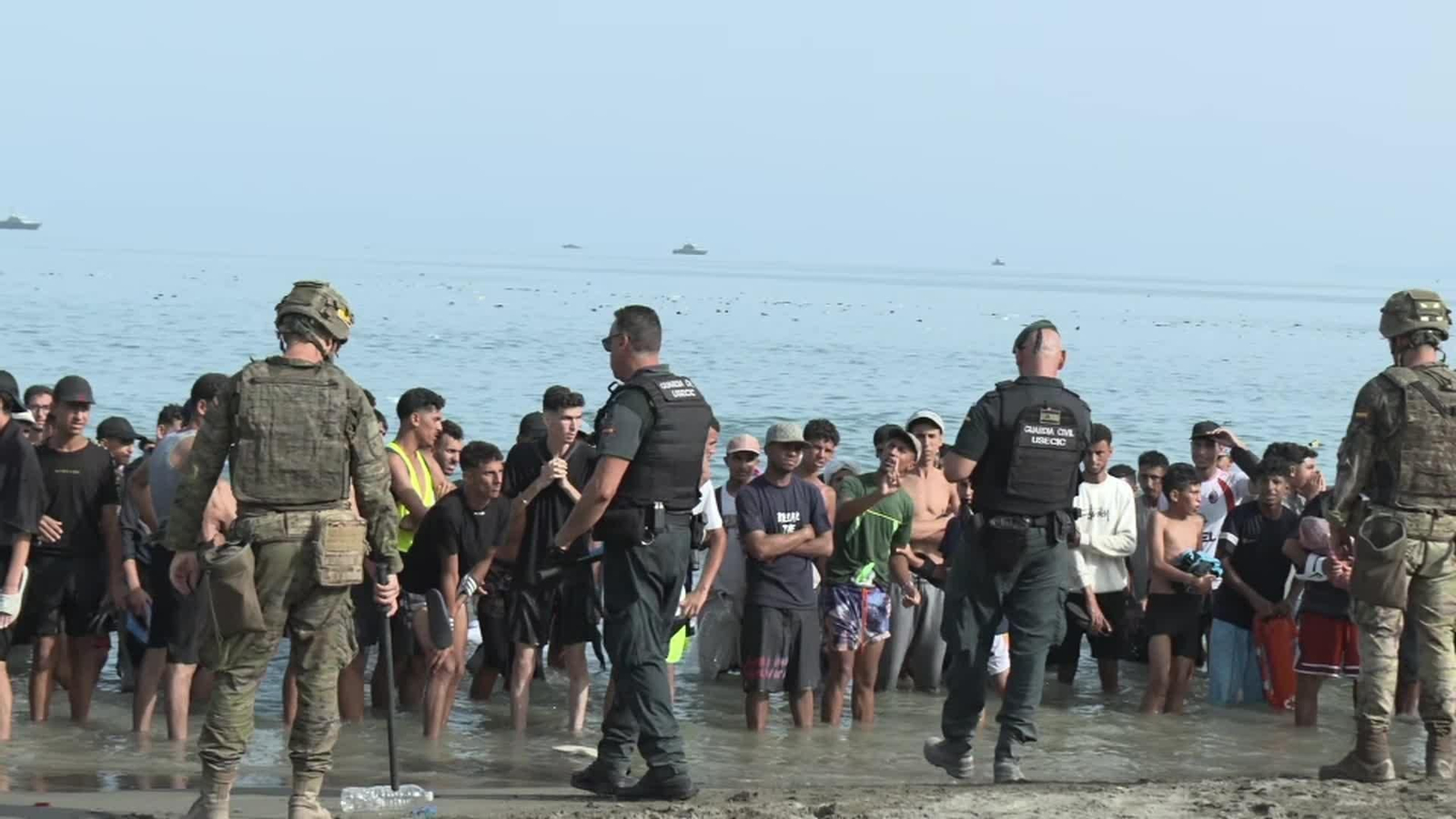 V068-CEUTA INMIGRANTES SALEN DEL AGUA