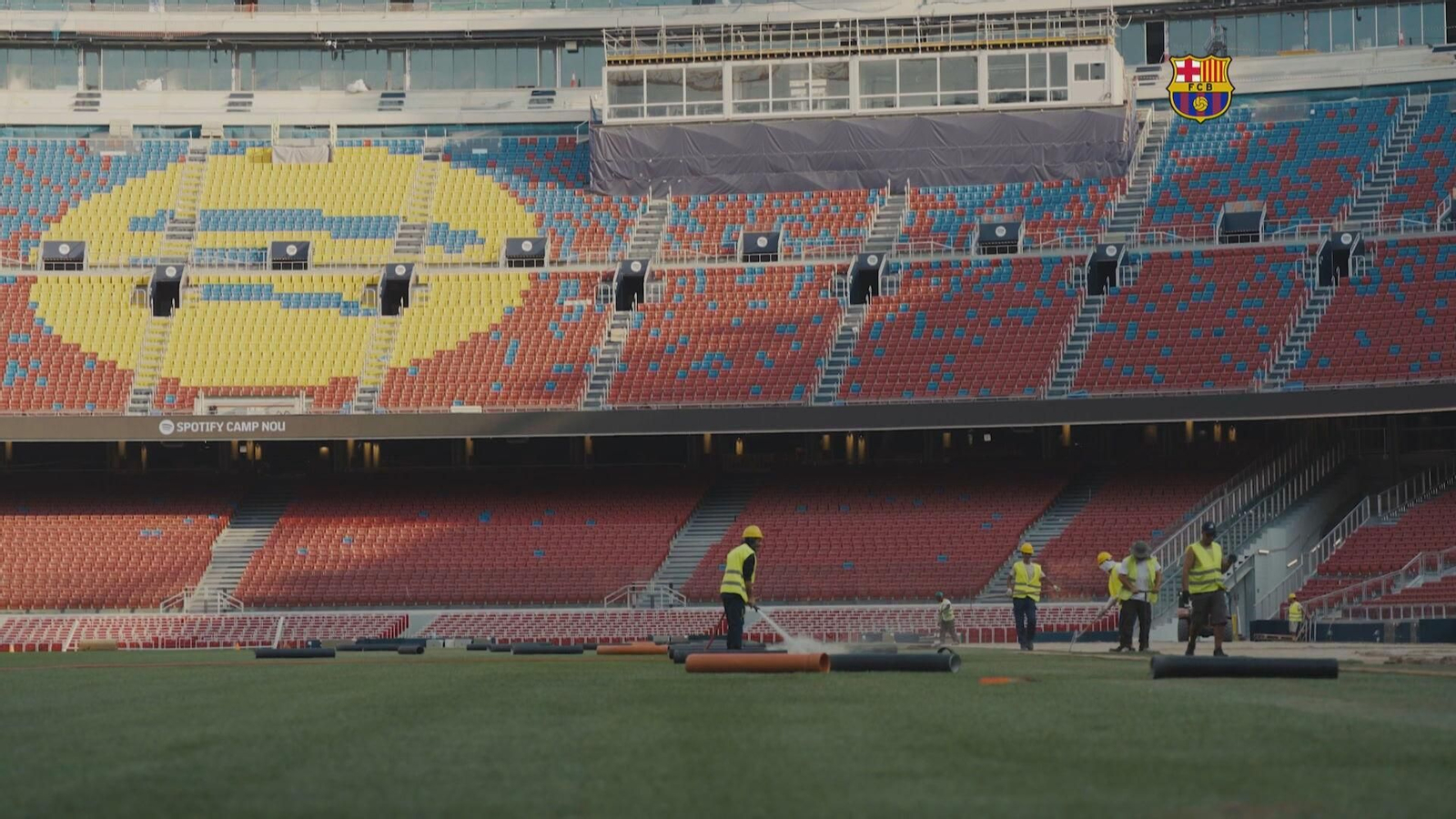 J061 BARCELONA COLOCAN CESPED CAMP NOU frame 296