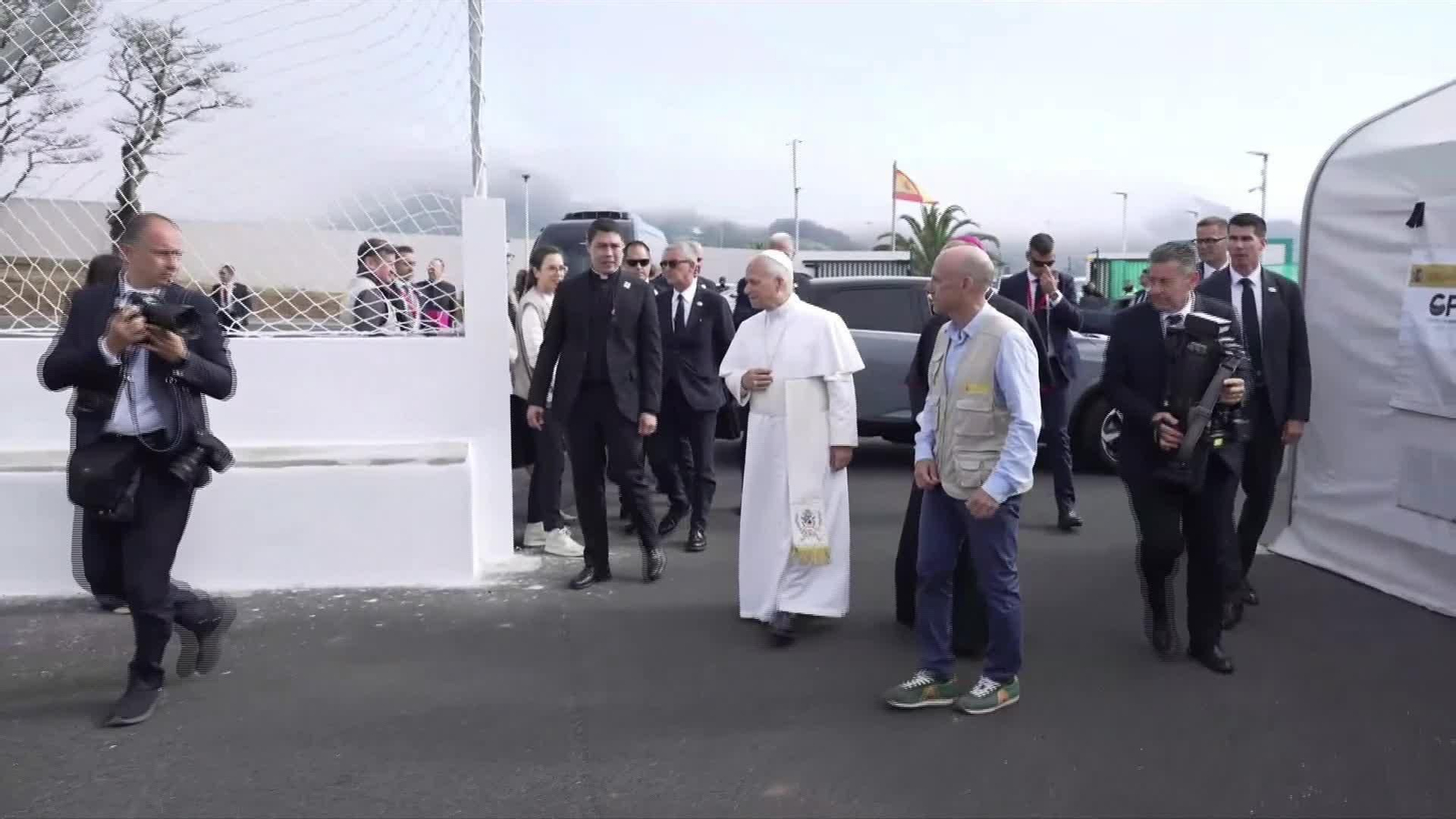 V059-EDI TENERIFE PAPA CON MIGRANTES