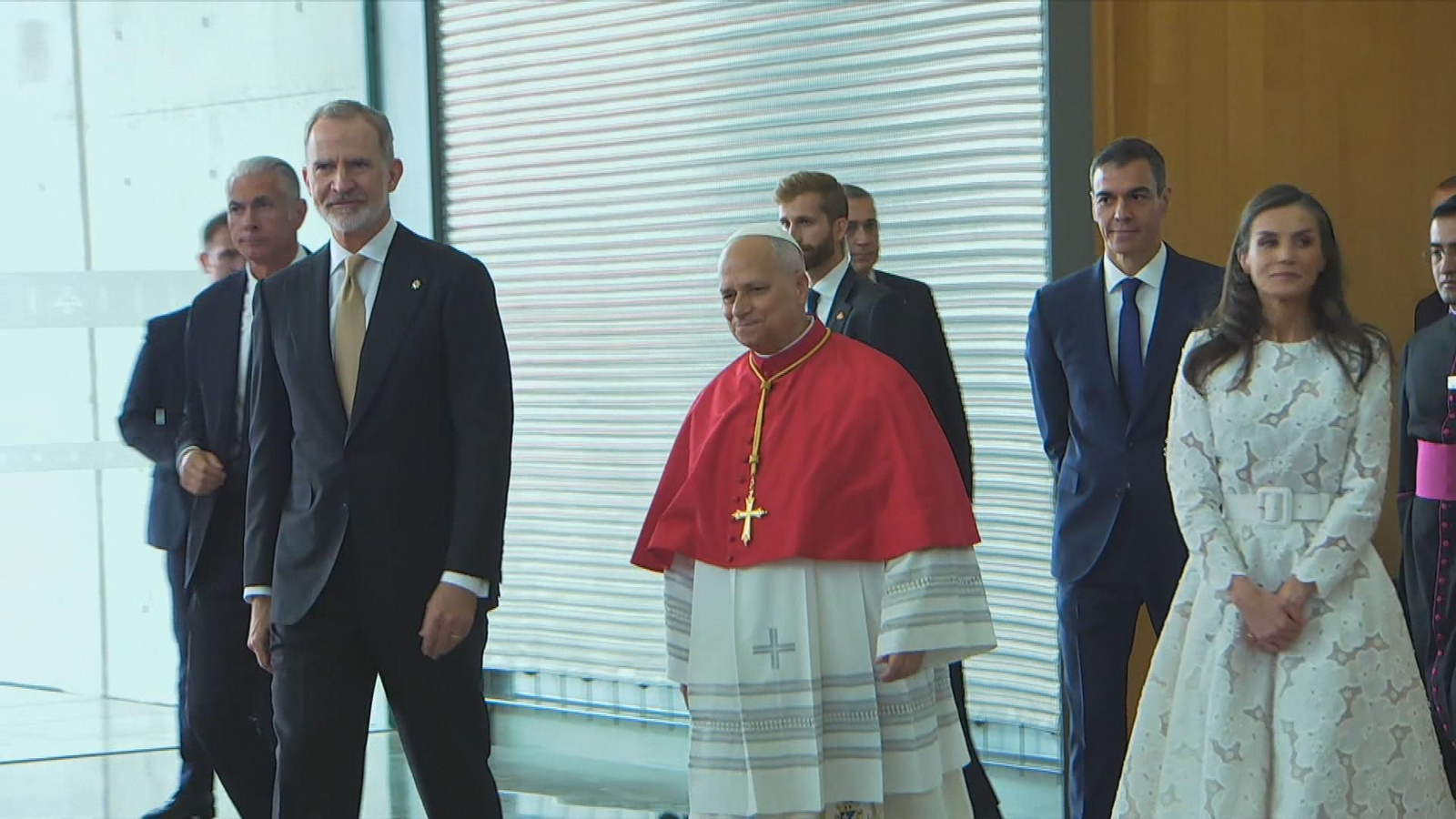 Traslado del papa junto a los Reyes en el aeropuerto