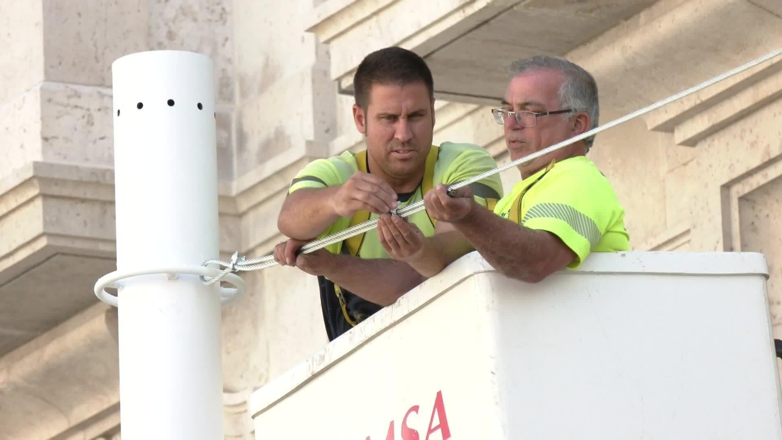J044-SEVILLA POLEMICA TOLDOS