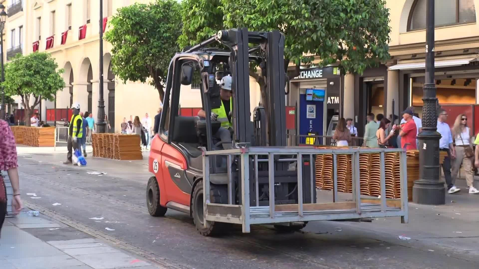 D041-SEVILLA RECOGIDA MATERIALES PROCESIONES