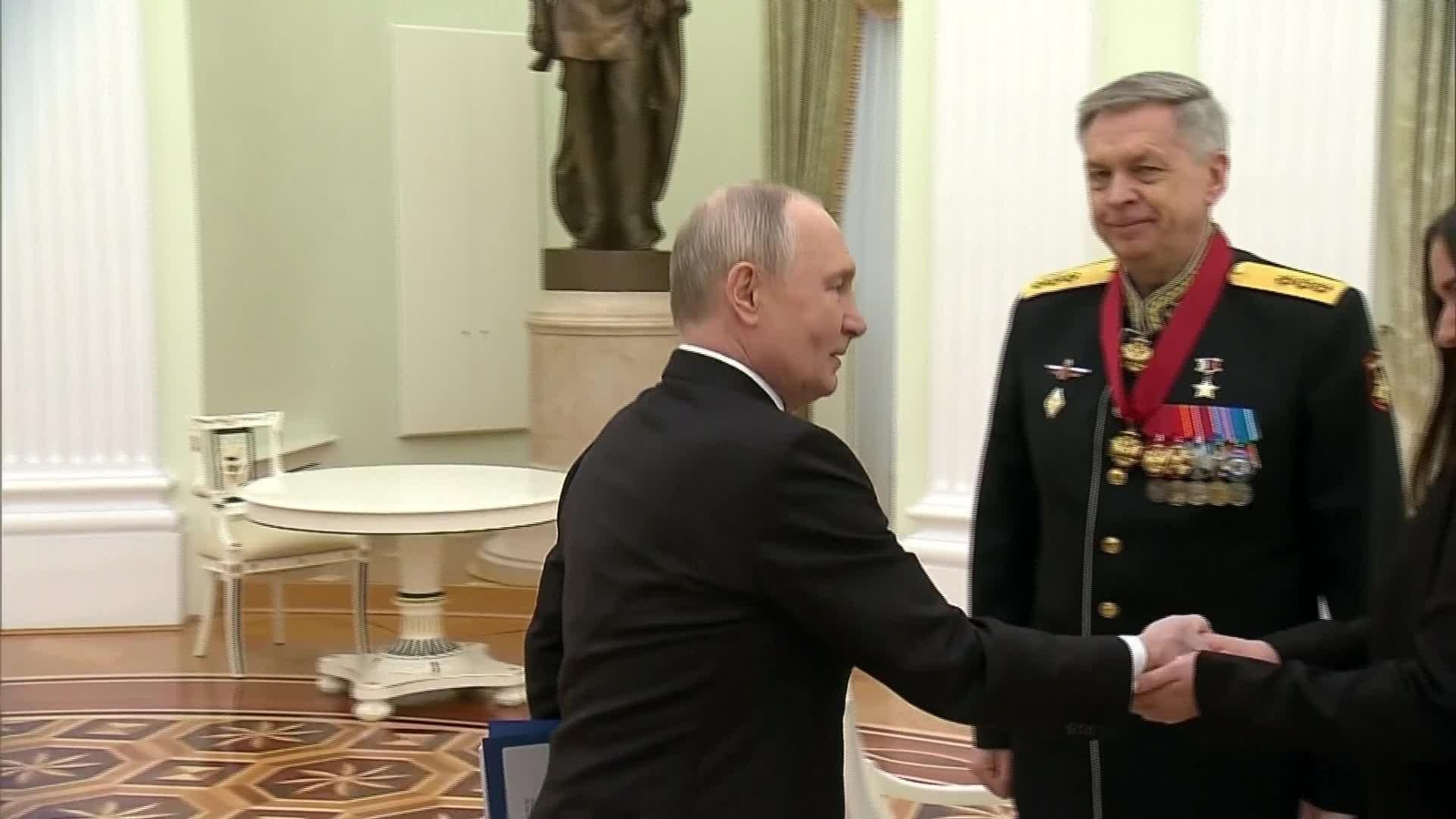 L096-RUSIA PUTIN CON VIUDAS EN MOSCU