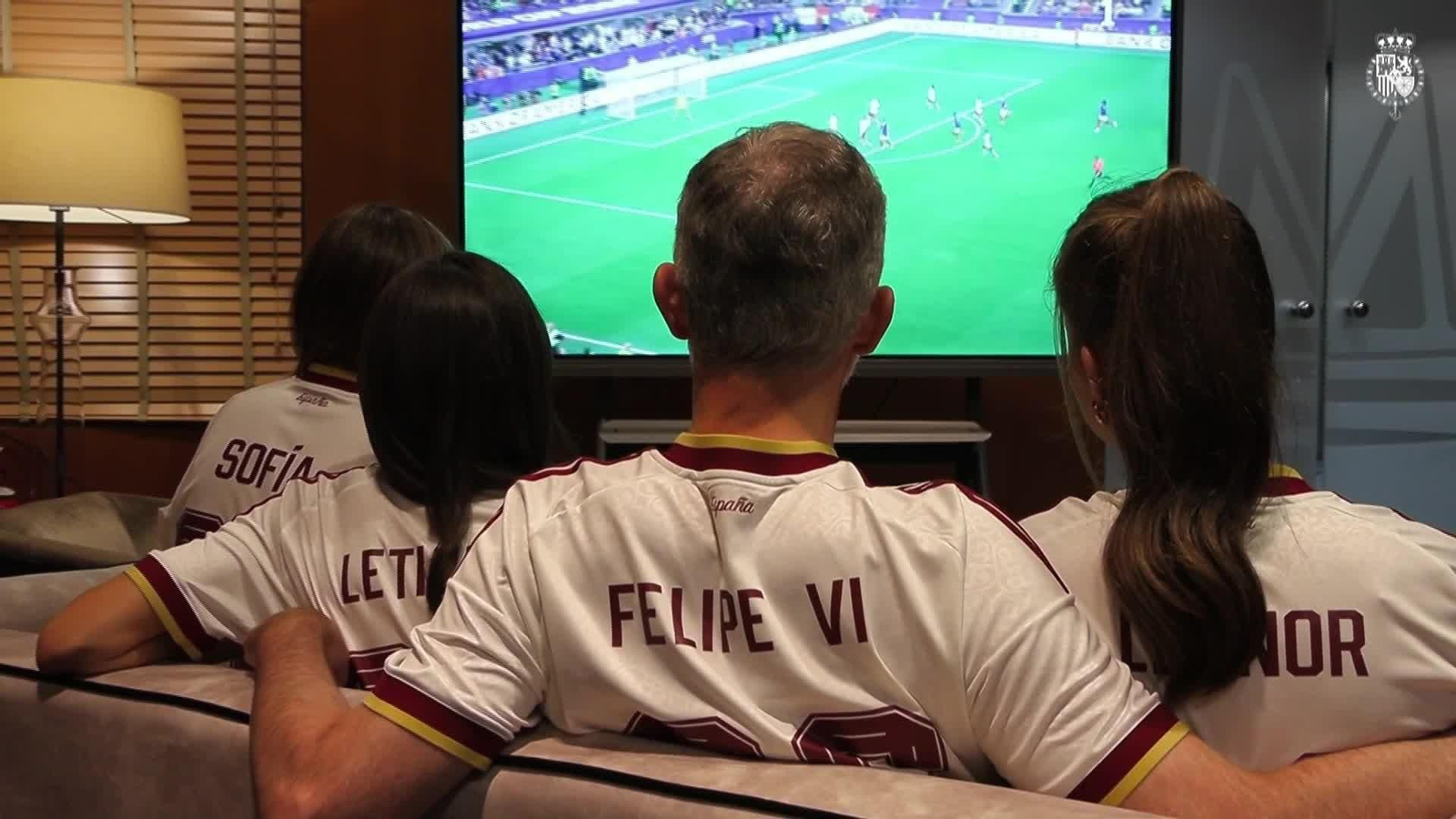 X017-GIRONA FAMILIA REAL SIGUIENDO EL PARTIDO DE ESPAÑA