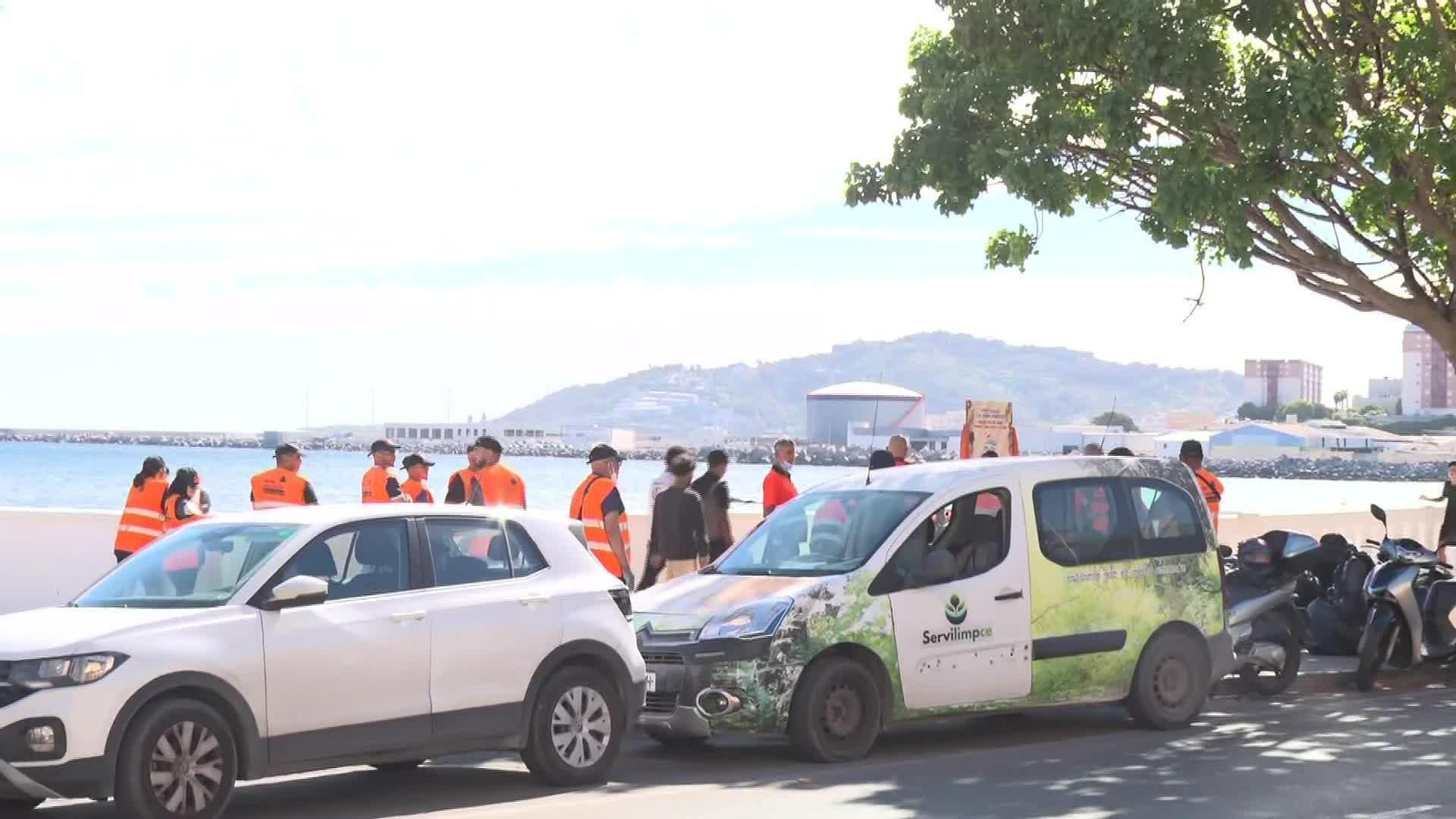 V046-CEUTA LIMPIEZA PLAYA MIGRANTES