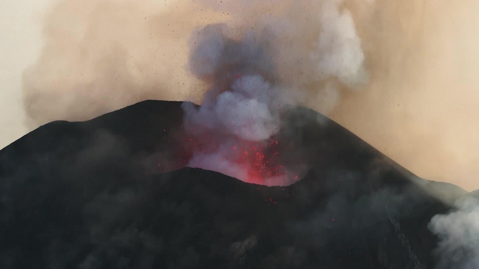 V008-ITALIA TURISTA ETNA EN ERUPCION