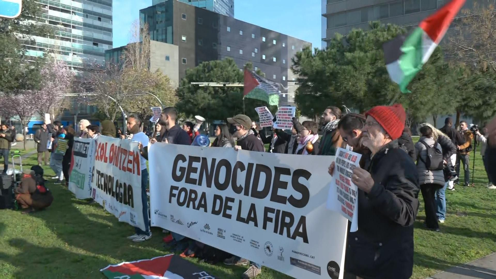 Decenas de personas protestan contra Israel a las puertas del Mobile World Congress