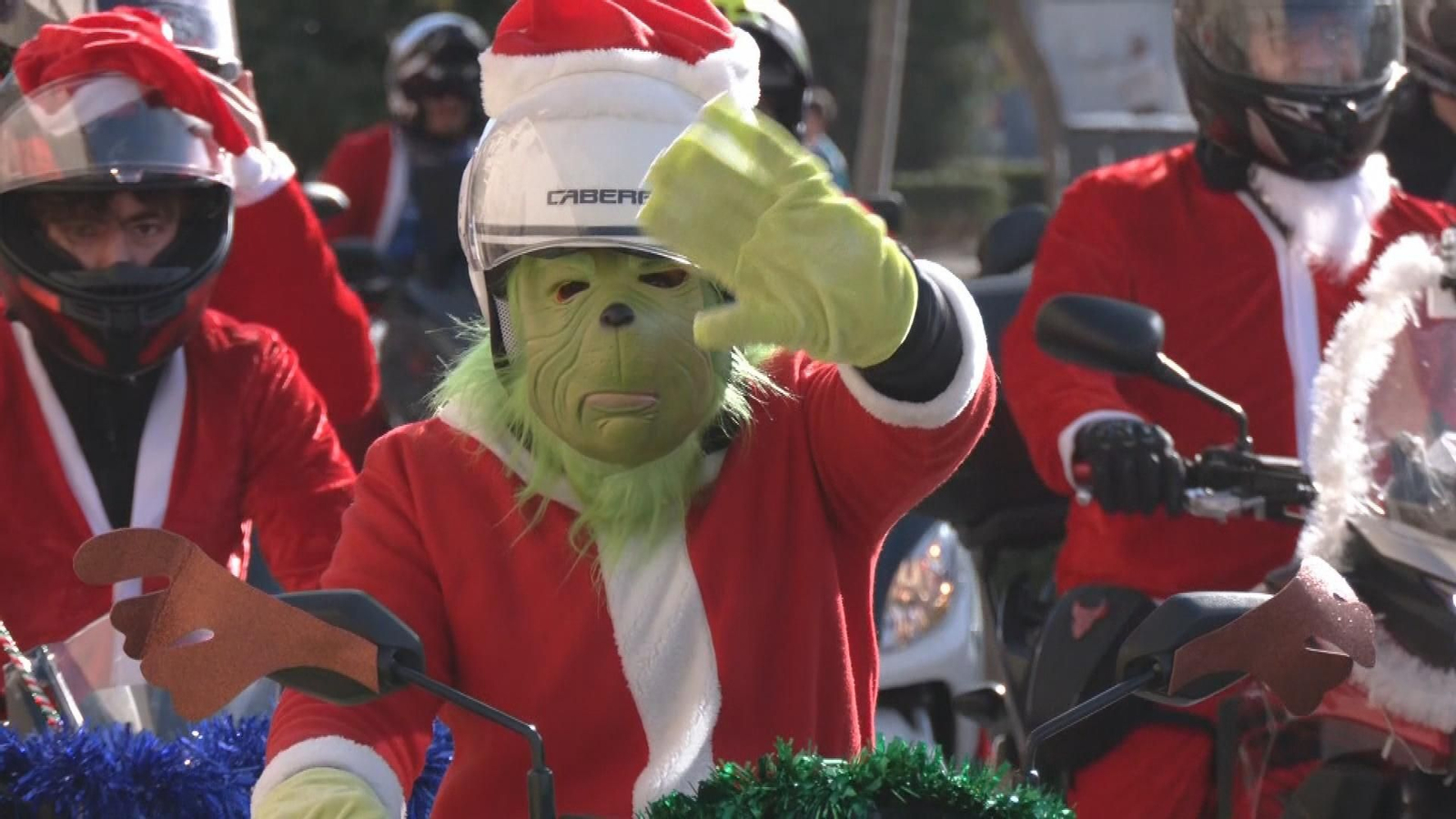 Miles de Papás Noel en moto celebran la magia de la Navidad en las calles de Granada