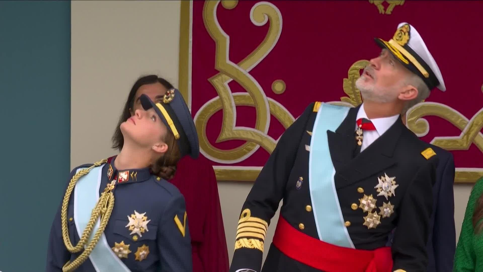 va llegada rey desfile e izado bandera