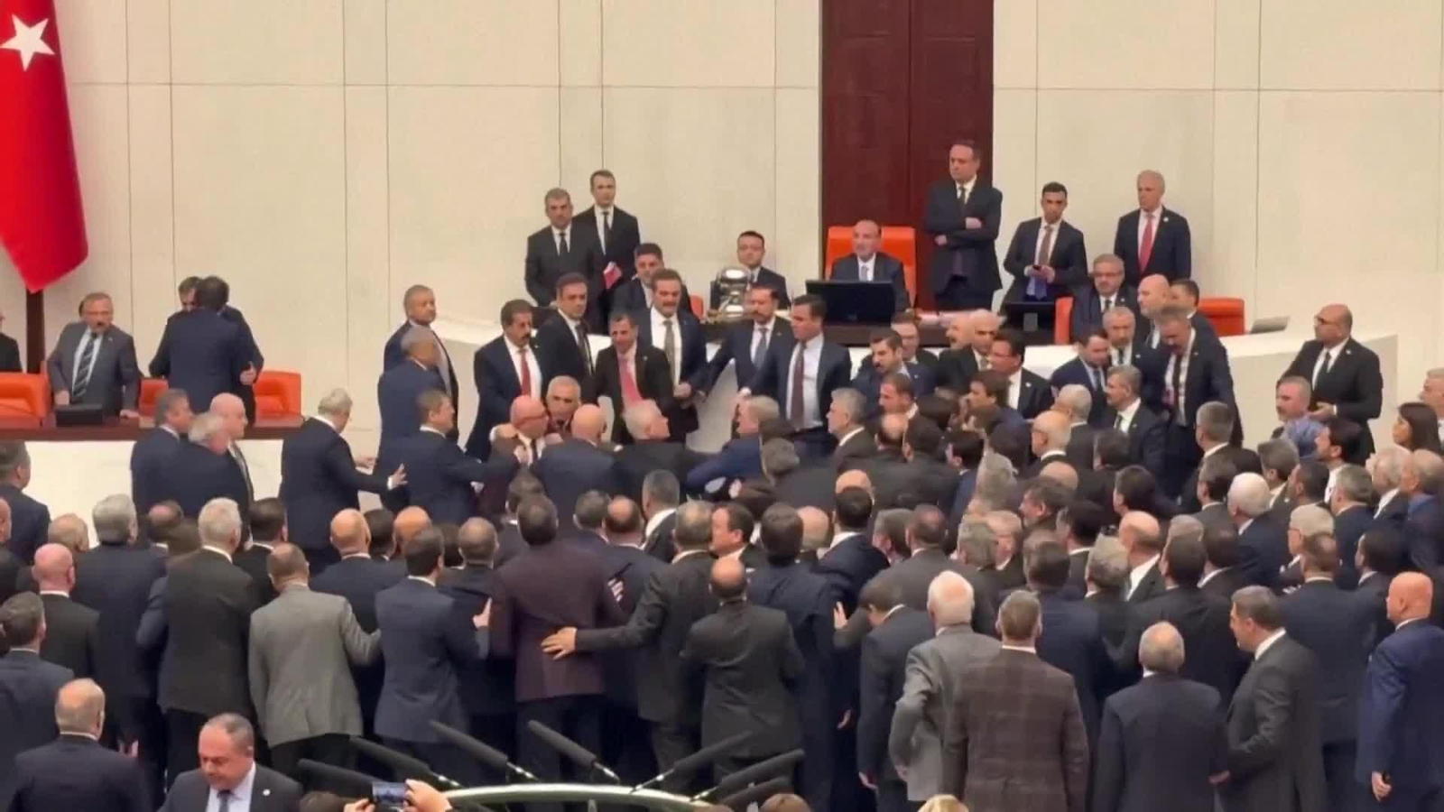X080-TURQUIA PELEA EN EL PARLAMENTO
