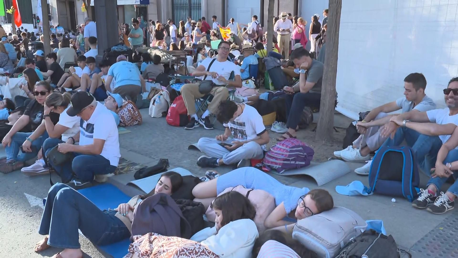 Fieles durmiendo poco antes de que arranque la misa del papa