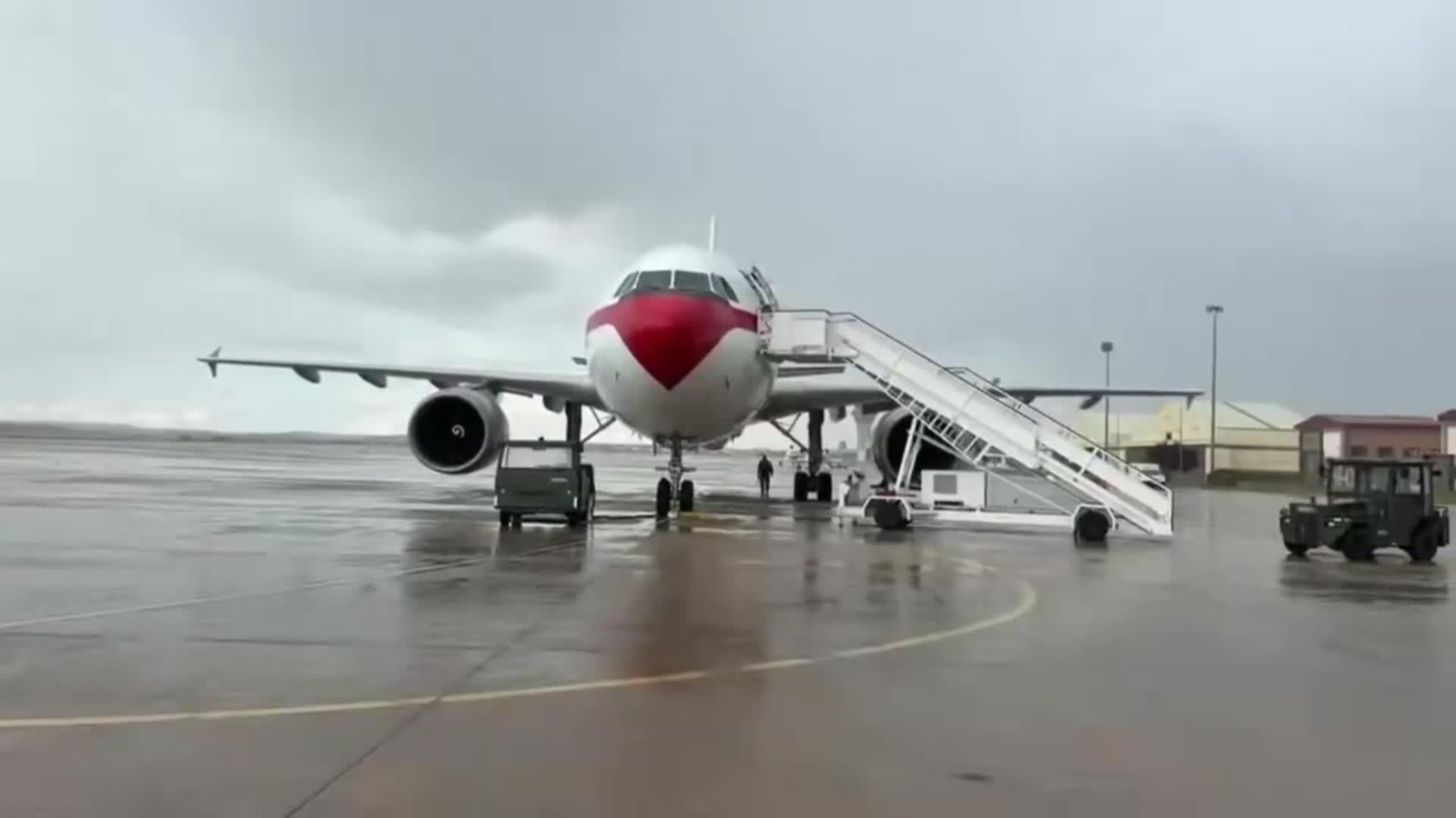 D051-MADRID PREPARATIVOS AVION TORREJON HANTAVIRUS