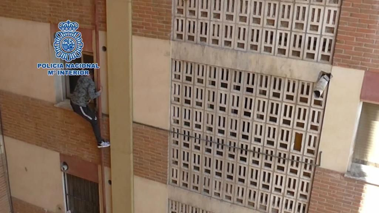 Uno de los detenidos en la macrroredada de Murcia intentó huir trepando por una ventana Uno de los detenidos en la macrroredada de Murcia intentó huir trepando por una ventana