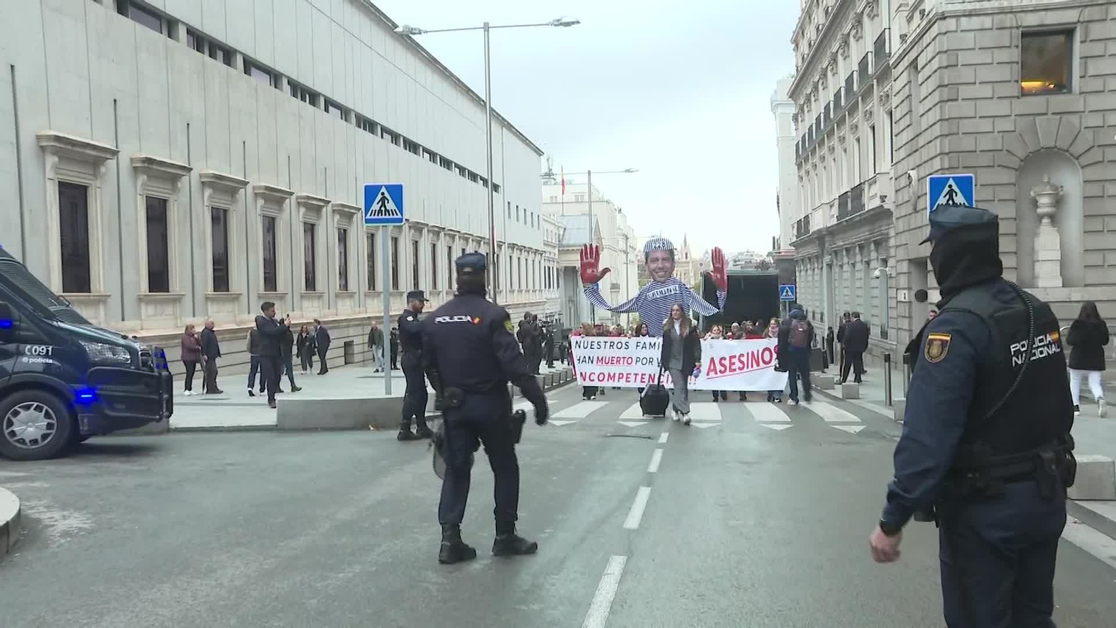 L065-EDI MADRID VICTIMAS DANA SIGUEN COMPARECENCIA MAZON