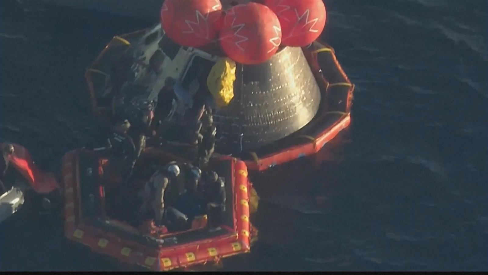 Cápsula en el mar de la Artemis II